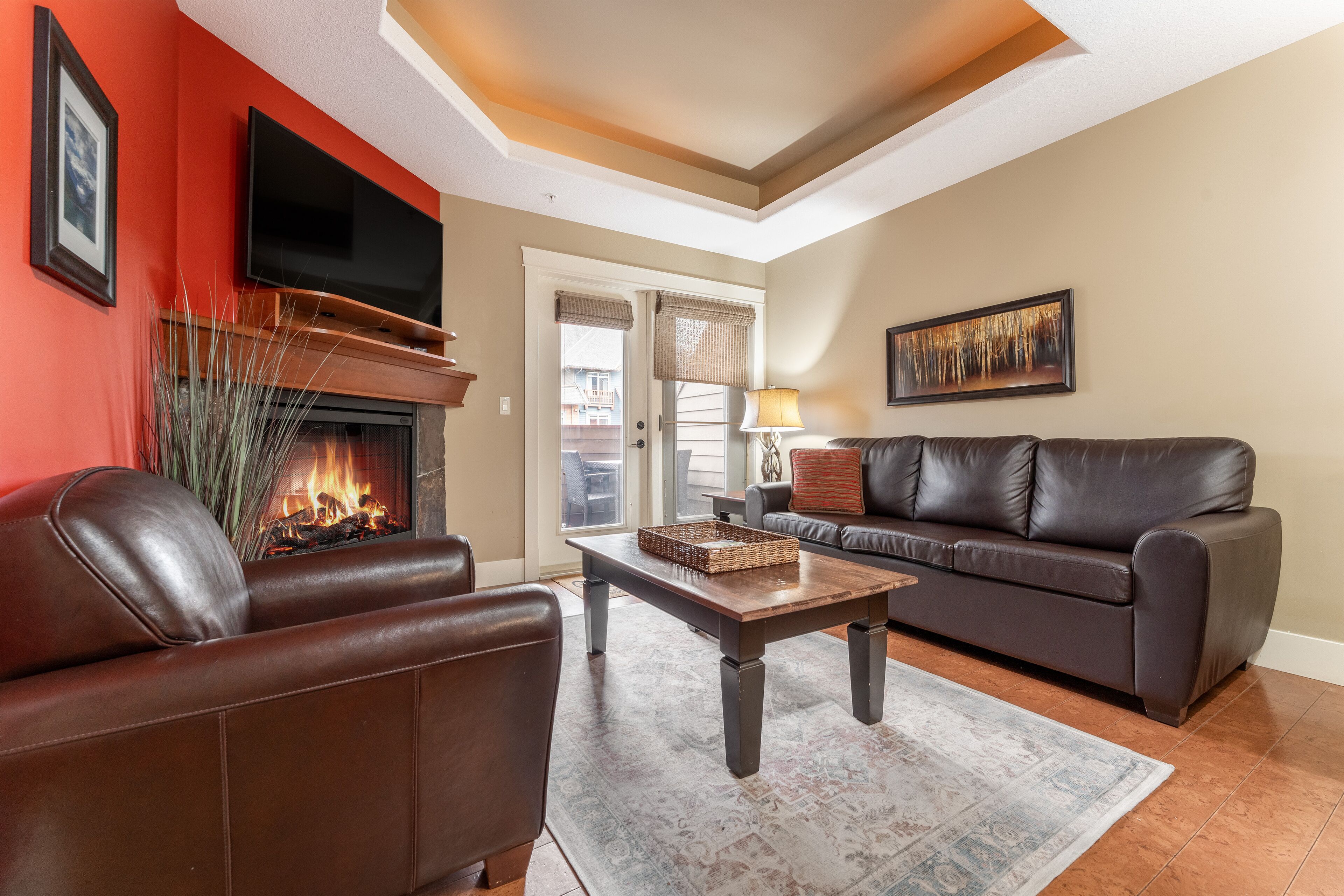 Family Suite | Living area | Flat-screen TV, fireplace
