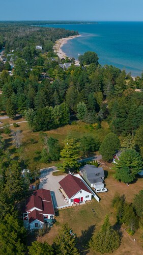 Charming Door County cottage steps from Lake Michigan Beach in Jacksonport WI