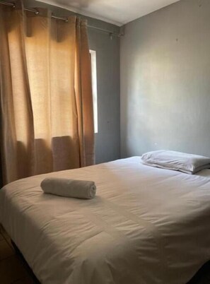 1 室のベッドルーム、WiFi
