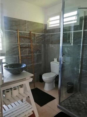 Toallas, jabón, papel de baño