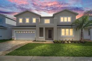Exterior - Fabulous Luxury Vacation Villa Close To Disney With hot Tub, Heated Pool & Movie (Kissimmee)