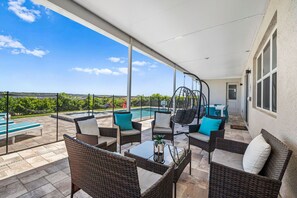 Outdoor dining - Fabulous Luxury Vacation Villa Close To Disney With hot Tub, Heated Pool & Movie (Kissimmee)