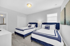 8 bedrooms, iron/ironing board, WiFi, bed sheets - Fabulous Luxury Vacation Villa Close To Disney With hot Tub, Heated Pool & Movie (Kissimmee)