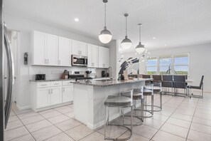 Fridge, microwave, oven, stovetop - Fabulous Luxury Vacation Villa Close To Disney With hot Tub, Heated Pool & Movie (Kissimmee)