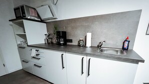 Een koelkast, een magnetron, een oven, een kookplaat