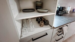 Kjøleskap, mikrobølgeovn, ovn og kokeplater