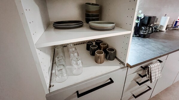 Een koelkast, een microgolfoven, een oven, een kookplaat