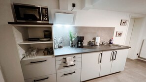 Fridge, microwave, oven, stovetop - Gemütliches Studio-apartment Paula in Ruhiger Ortsrandlage (Dielmissen)