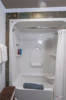 Romantic Studio | Bilik Mandi | Gabungan pancuran/tab mandi, kelengkapan dandanan diri percuma 