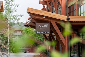 A reception area with a sign for Solara Resort & Spa. - Solara Hotel room with Pool-Hot tub-Gym (Canmore)