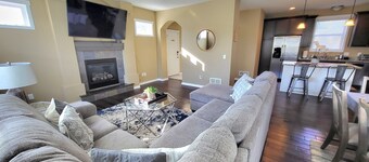 St Paul - Mall of America - Pool Table - Spacious