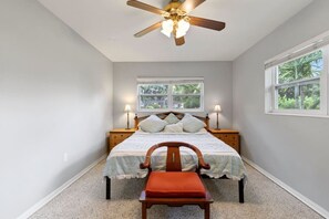 2 Schlafzimmer, Schreibtisch, Bügeleisen/Bügelbrett, Reisekinderbett