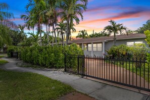 Property grounds - 2 Bedroom Cozy House Near Barry University (Miami)