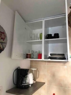 Frigorifero, macchina per tè/caffè, frullatore