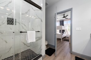 3 quartos, ferros/tábuas de passar roupa, Wi-Fi, roupa de cama