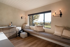 Interior - L77 Ranch Farmhouse: Privacy and Comfort with Highland Cattle and Mt. Hood View (Lyle)