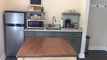 Refrigerador, microondas, cafetera y tetera y utensilios de cocina