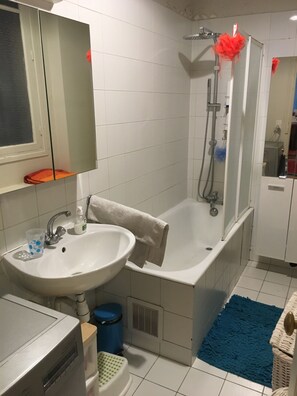 Hair dryer, towels, soap, toilet paper - Grand Appartement Haussmannien Proche de la Tour Eiffel et du Bois de Boulogne (Paris)