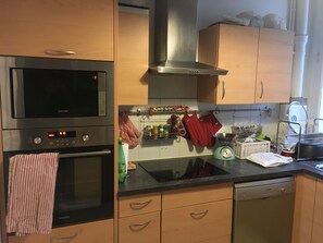 Microwave, oven, stovetop, dishwasher - Grand Appartement Haussmannien Proche de la Tour Eiffel et du Bois de Boulogne (Paris)