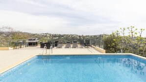 A rooftop swimming pool with lounge chairs and a barbecue area. - Villa Spacieuse Avec Piscine Proche de la Promenade Des Anglais (Nice)