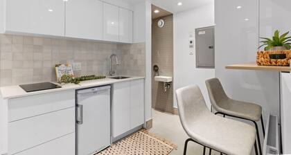 Downtown MTL's Exclusive 1-BR Tiny House Retreats: 30-Day Urban Escapes!