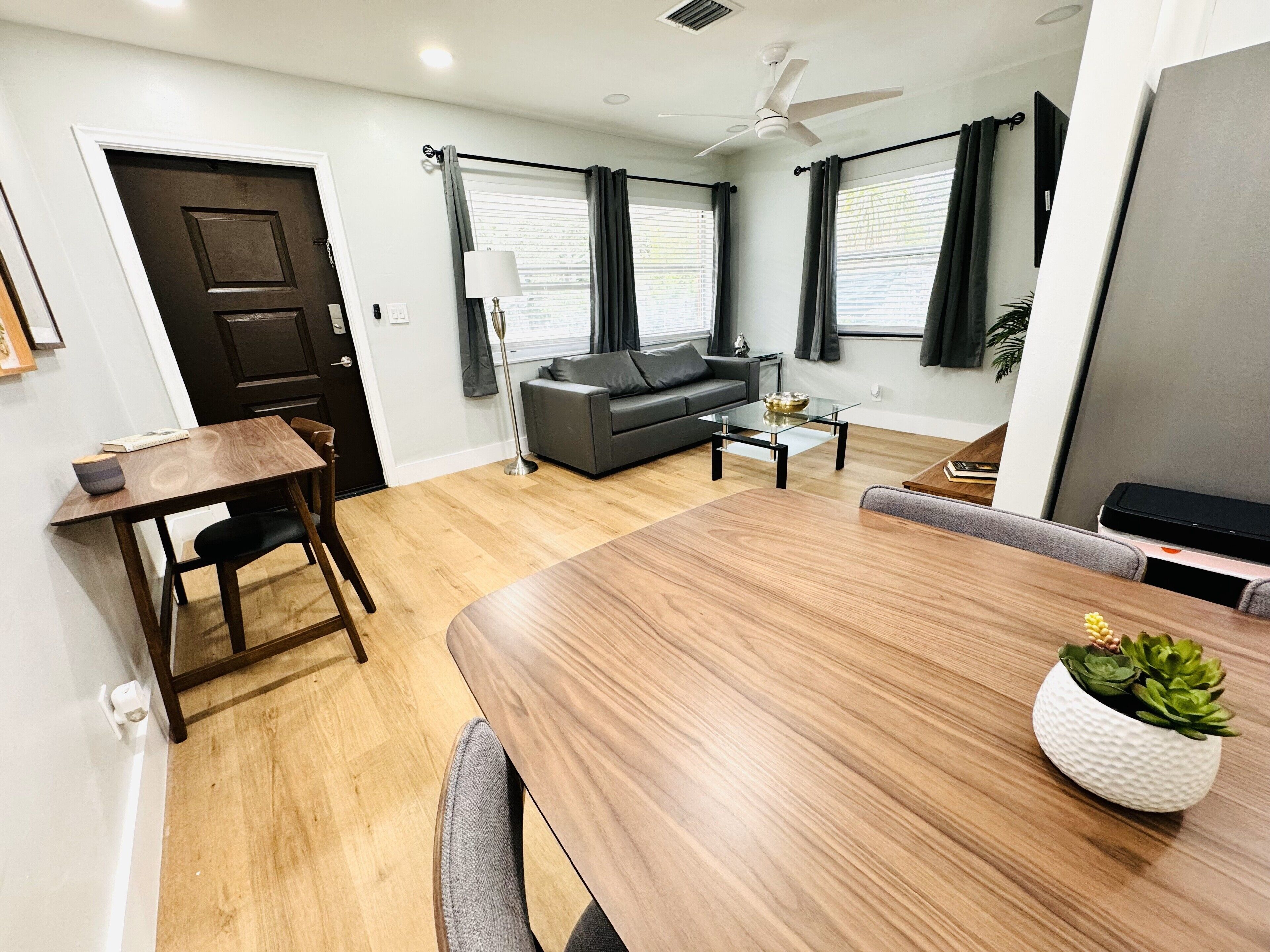 Un salon moderne avec un canapé, une table basse et une table à manger.