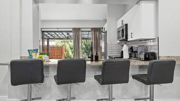 Casa Premium | Cocina privada | Refrigerador con congelador, microondas, horno y parrilla de estufa