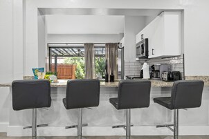 Full-sized fridge, microwave, oven, stovetop