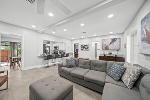 Casa Premium | Área de sala de estar | Smart TV de 50 pulgadas con canales digitales