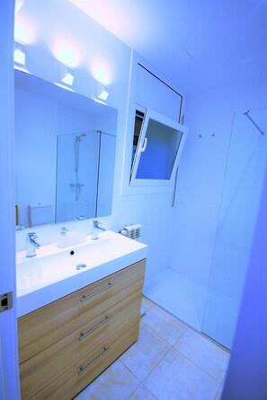 Jetted bath, hair dryer, bidet, towels