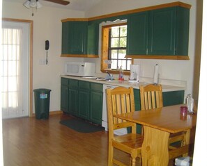 Fridge, microwave, oven, stovetop - 2/2 Oceanside house within walking distance to Pennekamp state park (Key Largo)
