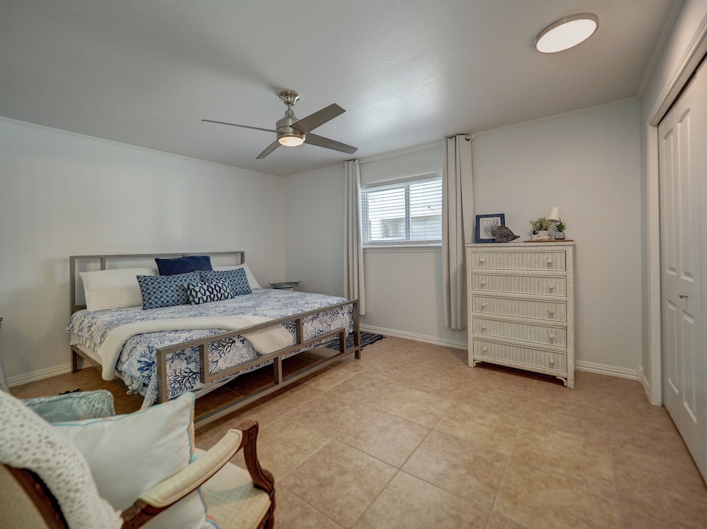 Padre Island's Whitecap & Ellis Beach Getaway Condowalk to beaches