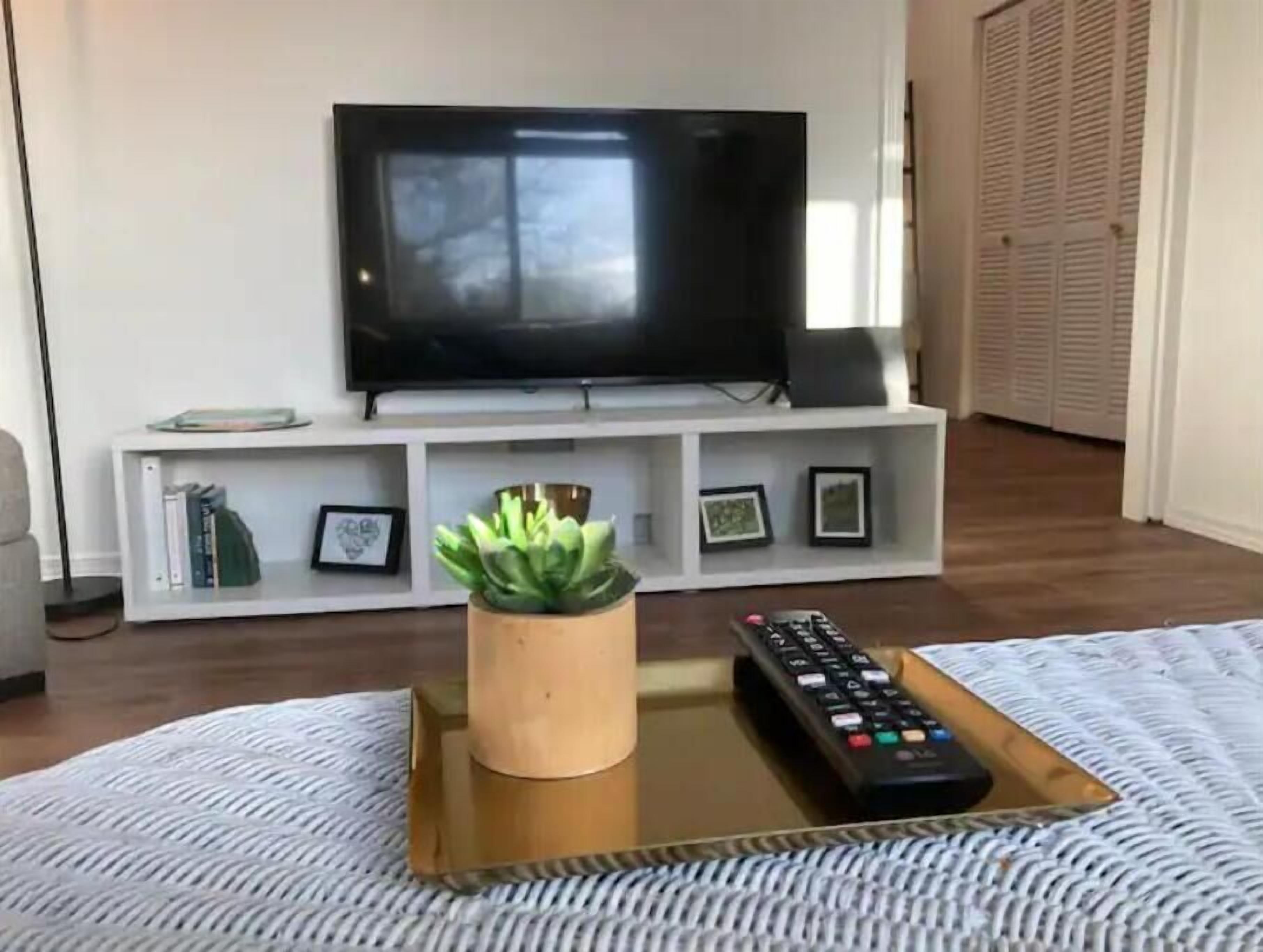 1 habitación, escritorio, tabla de planchar con plancha y cuna de viaje 