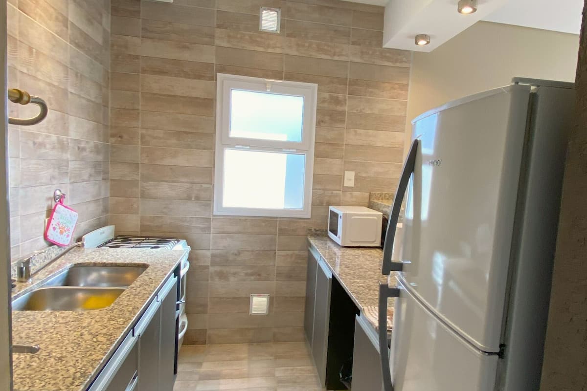 Departamento superior | Cocina privada | Refrigerador, microondas, horno y parrilla de estufa