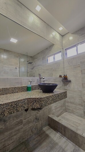 Baignoire et douche séparées, douche cascade, séchoir à cheveux, bidet