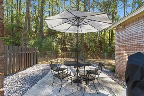 Outdoor dining - Indian Lake Retreat - Peaceful 3BR Home (Northport)