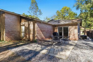 Outdoor dining - Indian Lake Retreat - Peaceful 3BR Home (Northport)