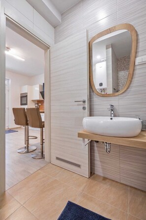 Shower, hair dryer, towels - A2 One bedroom apartment Apartments Cvijeta (Dubrovnik)
