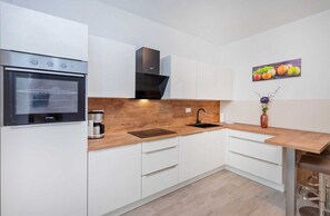 Fridge, oven, stovetop, dishwasher