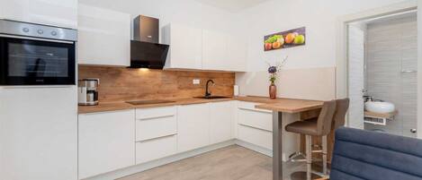 Fridge, oven, stovetop, dishwasher