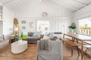 Smart TV, fireplace - Carpinteria Beach Front Bungalow (Carpinteria)