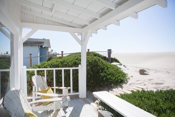 Property grounds - Carpinteria Beach Front Bungalow (Carpinteria)