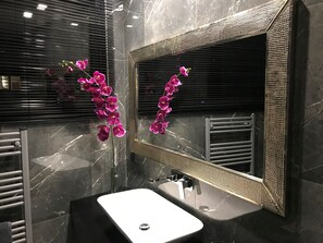 Serviettes fournies, shampoing