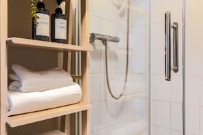 Doccia, asciugacapelli, asciugamani, sapone
