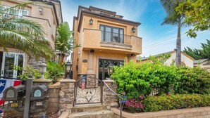 Unclassified image, 4 of 51, button - Beach Living on 9th | Spa | Close To Entertainment (Huntington Beach)