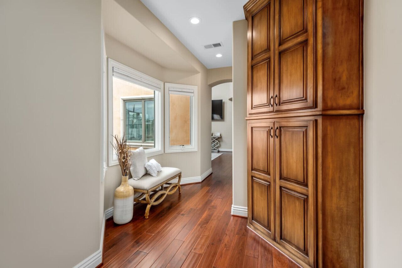 Hallway to bedrooms.