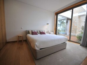 5 bedrooms, iron/ironing board, free WiFi, bed sheets