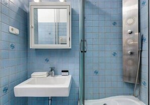 Free toiletries, hair dryer, towels, toilet paper - IMCT - Liberty Square Apartment (Budapest)