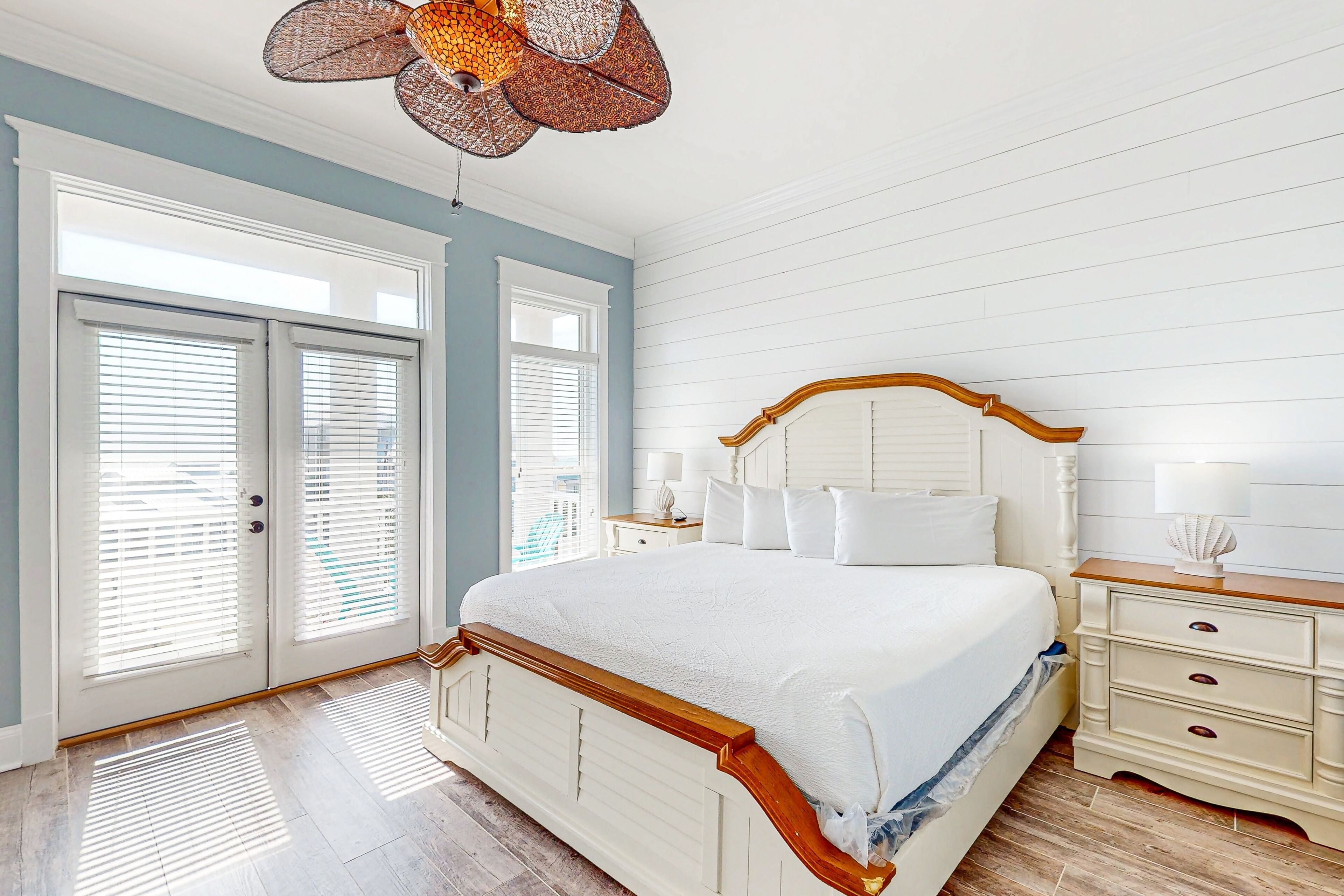 4 bedrooms, iron/ironing board, internet, bed sheets