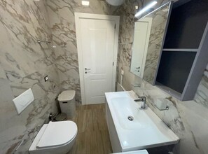 City Apartment | Bathroom | Towels - Brand New City Center Apartment (Durrës)